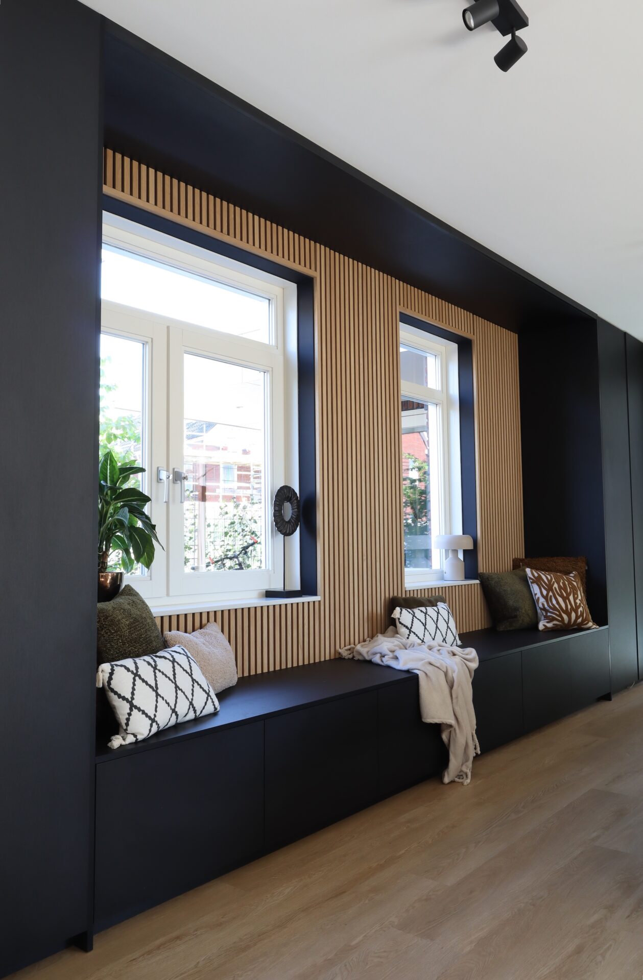 nis raam interieurontwerp houten stroken